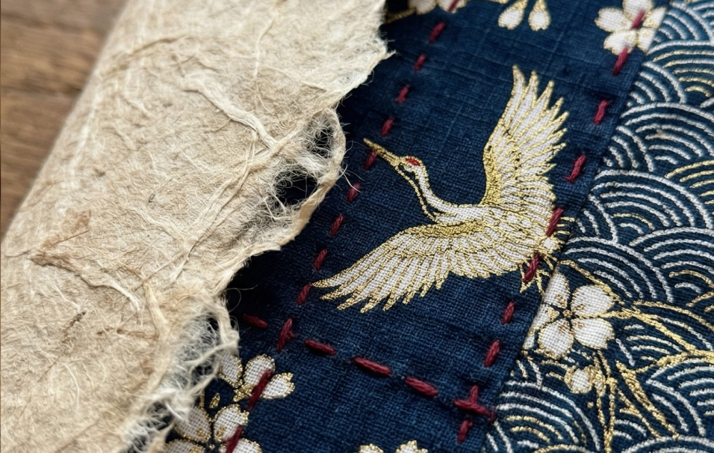 tissu kimono bleu brodé d'une grue